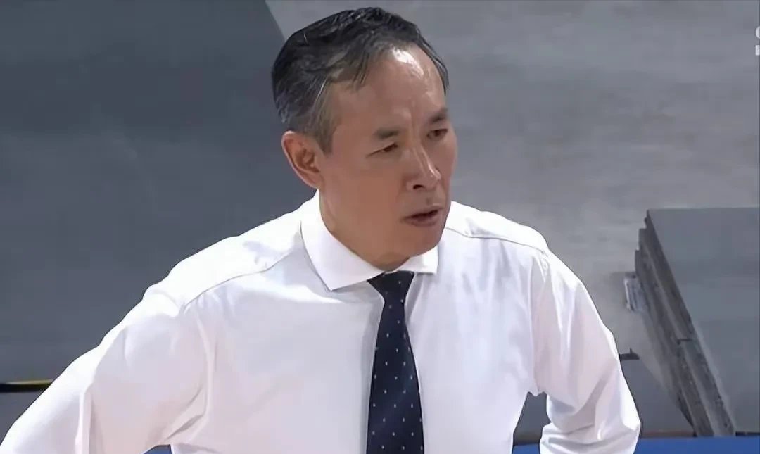 九游游戏平台-Karsa在老鹰比赛中爆冷，出色防守引发热议！赛场气氛高涨的简单介绍